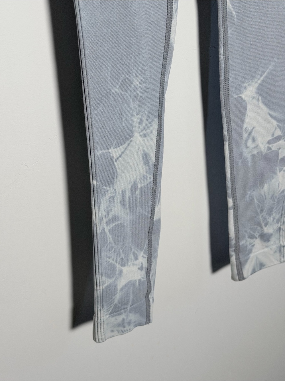 Women's Naturyl Gray Tie-Dye High-Waist Leggings - Picture 4 of 7